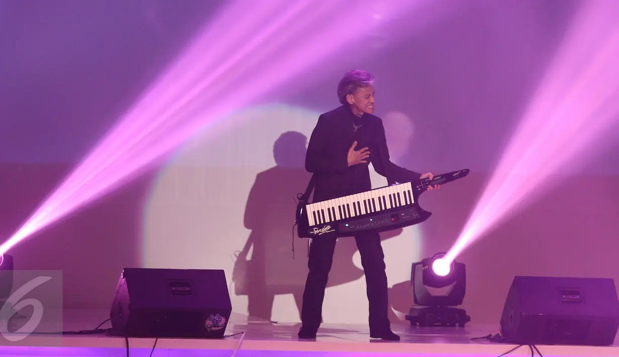 Aksi penyanyi Fariz RM memainkan pianonya dalam acara musik Nostalgia Sma - The 80s are back di kawasan Senayan, Jakarta, Jumat (20/1). Acara tersebut menampilkan beberapa musisi era tahun 80-an. (Liputan6.com/Herman Zakharia)