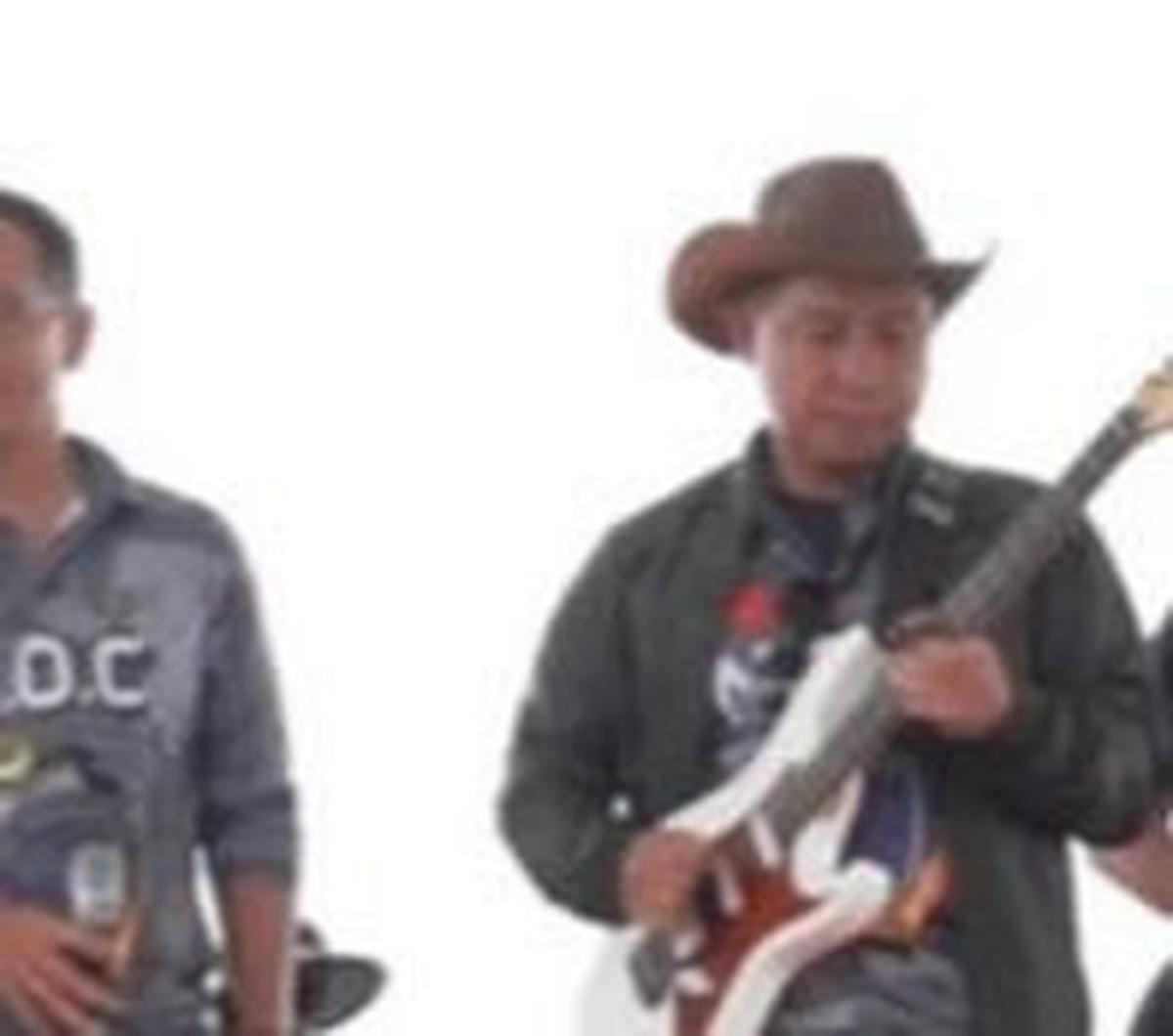 "Saat itu saya memegang Bass dan Saleh diposisi Vokalis," tulis keterangan unggahan Agus.
