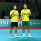 Jonatan Christie dan Anthony Sinisuka Ginting usai berlaga pada final&nbsp;BNI BrightUp Cup 2022&nbsp;di Tennis Indoor, Senayan, Jakarta, Kamis (10/11) malam WIB. Jonatan menang 25-23 atas Ginting. (foto: PBSI)