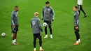 Bek Jerman Jonathan Tah, penyerang Jerman Julian Brandt, gelandang Jerman Kai Havertz, dan penjaga gawang Jerman Bernd Leno (kiri) melakukan pemanasan selama sesi latihan jelang menghadapi Turki di stadion Rheinenergie, Jerman (9/10/2020). (AFP/Ina Fassbender)