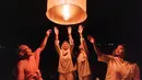 Cahaya lampion melambangkan pencerahan batin, pengharapan akan kehidupan yang lebih baik, serta kebangkitan dan transformasi diri. (YASUYOSHI CHIBA/AFP)