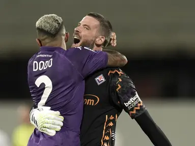Kiper Fiorentina, David De Gea (kanan) merayakan kemenangan tim bersama rekannya, Dodo pada laga lanjutan Liga Italia 2024/2025 melawan AC Milan di Artemio Franchi Stadium, Florence, Italia, Senin (07/10/2024) dini hari WIB. (AP Photo/LaPresse/Massimo Paolone)