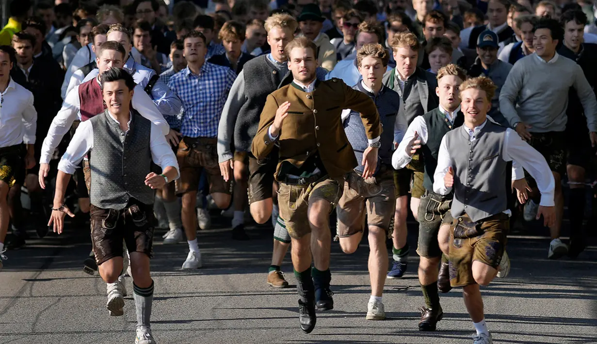 Bir mengalir dan jutaan orang turun ke Ibu Kota Bavaria untuk merayakan pembukaan resmi Oktoberfest. Dengan seruan tradisional “O’zapft is” – “Ini disadap” – Wali Kota Dieter Reiter memasukkan keran ke dalam tong pertama dan secara resmi membuka perayaan 18 hari tersebut. (AP Photo/Matthias Schrader)