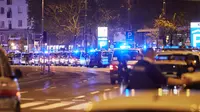 Polisi memblokade sebuah jalan di Wina, Austria, 2 November 2020. Satu orang tewas dan beberapa lainnya terluka parah dalam sejumlah insiden penembakan yang terjadi pada Senin (2/11) malam waktu setempat di pusat Kota Wina. (Xinhua/Georges Schneider)