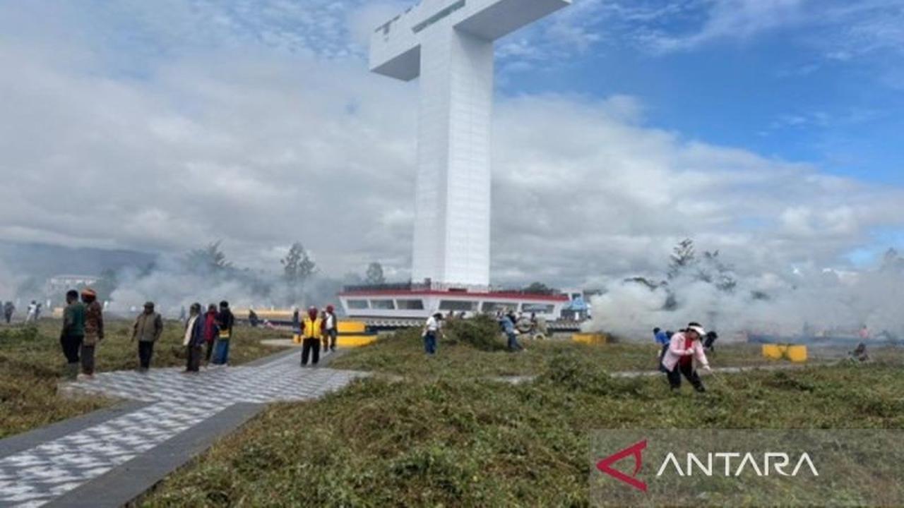 Pemkab Jayawijaya Bersihkan Tugu Salib, Wujudkan Kota DANI yang Asri
