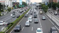 Kendaraan melaju di Jalan Tol Jakarta-Cikampek di kawasan Cawang, Jakarta, Sabtu (22/10). Kenaikan tarif di Tol Jakarta-Cikampek sebesar 7,32 persen hingga 11,11 persen yang ditetapkan berbeda untuk setiap golongan. (Liputan6.com/Helmi Affandi)