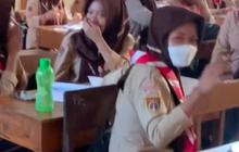 Gurunya Bisa Jalan Lagi Tanpa Tongkat, Reaksi Haru Para Siswa Ini Viral Curi Perhatian