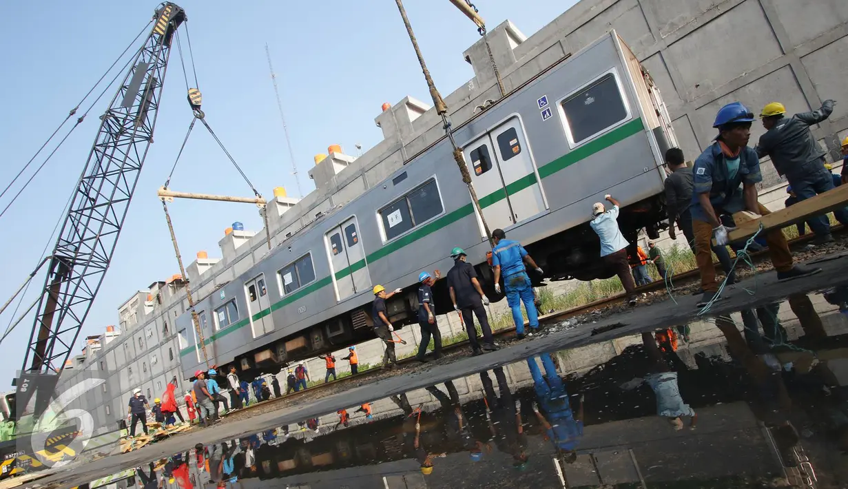 Gerbong KRL seri 6000 saat diletakkan ke jalur rel di Pelabuhan Tanjung Priok, Jakarta, Jumat (29/7). Pada tahap pertama tahun ini, PT KAI Commuter Jabodetabek mendatangkan 30 dari 60 unit KRL Tokyo Metro Jepang. (Liputan6.com/Immanuel Antonius)