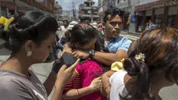 Sejumlah warga tampak saling berpelukan saat gempa susulan yang kembali melanda Nepal, Selasa (12/5/2015). Berdasarkan media setempat, kekuatan gempa mencapai 7,3 SR dan berlangsung lebih dari semenit. (REUTERS/Athit Perawongmetha)