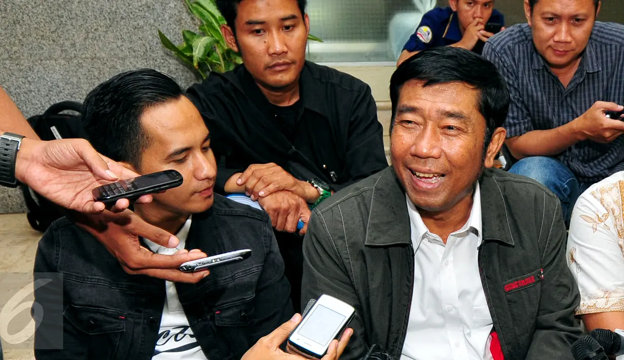 Abraham Lunggana memberikan keterangan pers usai diperiksa Bareskrim Polri, Jakarta, Senin (15/6/2015). Haji Lulung diperiksa sebagai saksi dalam dugaan korupsi pengadaan alat printer dan scanner (3D) di sekolah Jakarta Barat (Liputan6.com/Yoppy Renato)