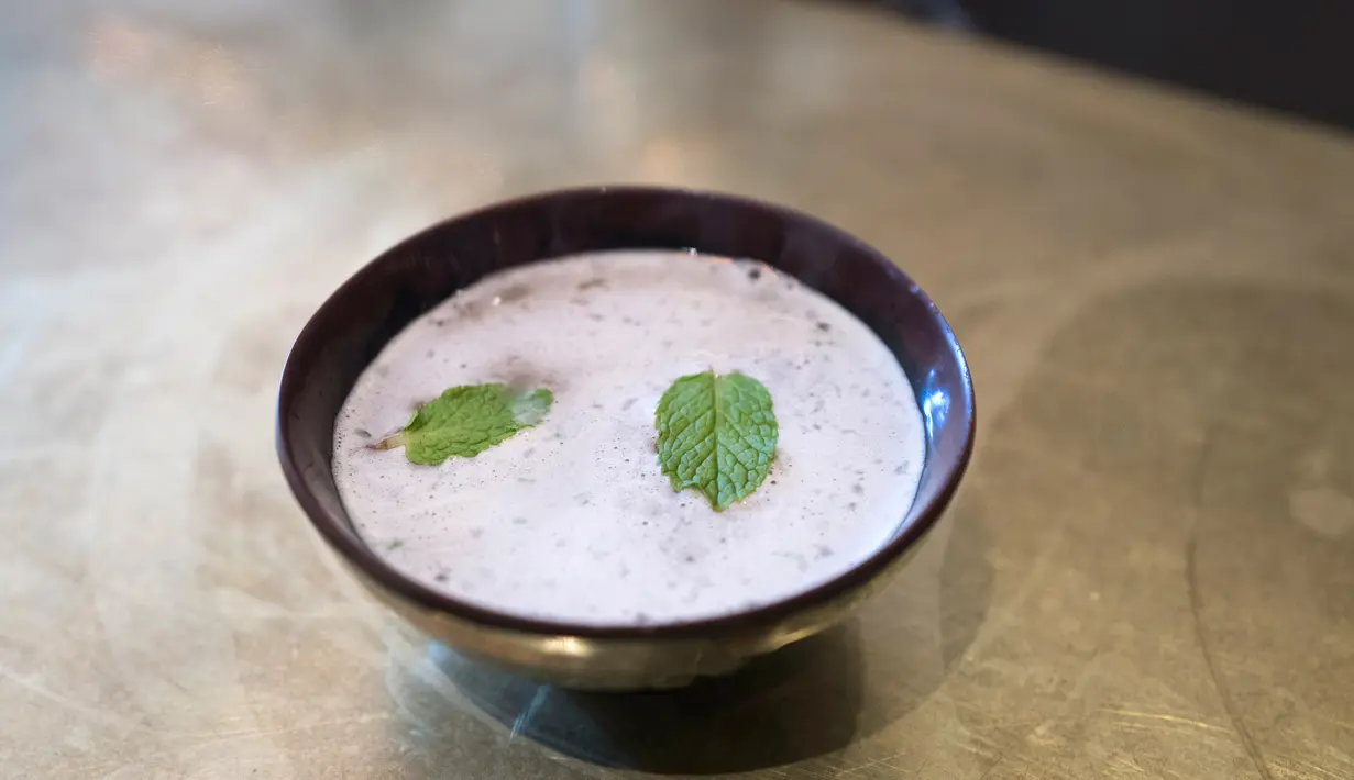 Semangkuk kava disajikan di Kedai Brooklyn Kava, New York, Amerika Serikat, Kamis (18/1). Kava sudah menjadi andalan di Pasifik Selatan selama ribuan tahun. (DON EMMERT/AFP)