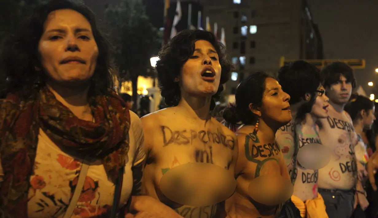Sejumlah aktivis pro-aborsi berbaris berteriak saat melakukan aksi protes di pusat kota Lima, Peru, (12/8/2015). Mereka menuntut pemerintah Peru untuk mengubah Undang Undang Aborsi dalam kasus pemerkosaan. (REUTERS/Guadalupe Pardo)