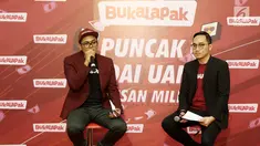 VP of Marketing Bukalapak Bayu Syerli (kiri) saat jumpa pers Bukalapak dengan program Badai Ratusan Miliar di STUDIO 6 EMTEK CITY, Jakarta, Kamis (26/7). Program ini mulai dari Badai Flash Deal, Badai Uang dan Badai Rumpi. (Liputan6.com/Herman Zakharia)