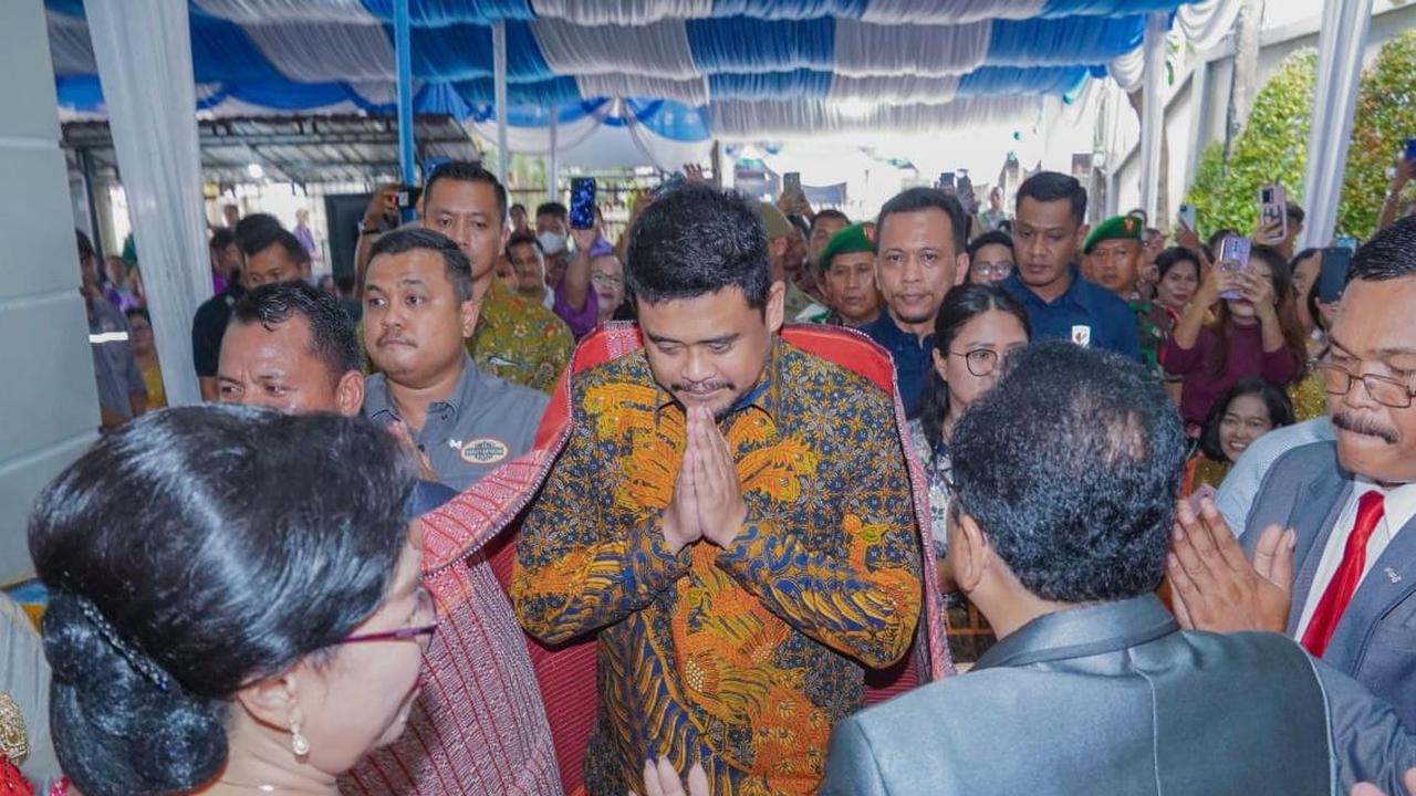 Tak ayal, ucapan terima kasih pun kembali terdengar dari para jemaat. Seperti biasa, dengan ramah Bobby Nasution menyanggupi permintaan swafoto yang ditujukan padanya.