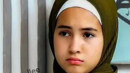 Bahkan, tak sedikit yang menyebut kalau dara 16 tahun ini mirip banget dengan Irish Bella saat mengenakan hijab. Terlebih, keduanya juga sama-sama punya paras bule yang menawan.(Liputan6.com/IG/@sandrinna.lle)