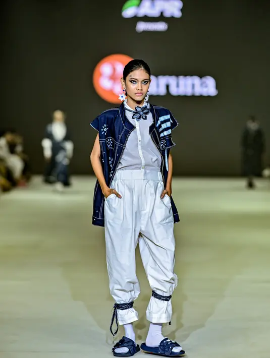 Menampilkan 48 look dengan setiap brand menampilkan 12 koleksi berbahan viscose-rayon yang nyaman, simpel, dan ready to wear. Aruna Creative menampilkan koleksi 'Wastra on Denim.' [Foto: Document/JFW]