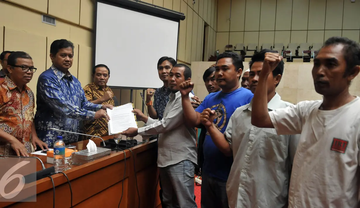 Wakil Ketua Komisi IV Viva Yoga Mauladi (kedua kiri) menerima perwakilan nelayan di Kompleks Parlemen, Senayan, Jakarta, Kamis (28/04). Mereka melaporkan bahwa masih berlangsung aktifitas pengerukan pasir laut di Serang, Banten (Liputan6.com/Johan Tallo)