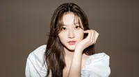 Umumnya, perempuan dengan curly bang memberikan kesan yang lebih playful. Namun lain halnya dengan Kim Sae Ron. Dengan curly bang justru membuat Kim Sae Ron terlihat lebih dewasa.