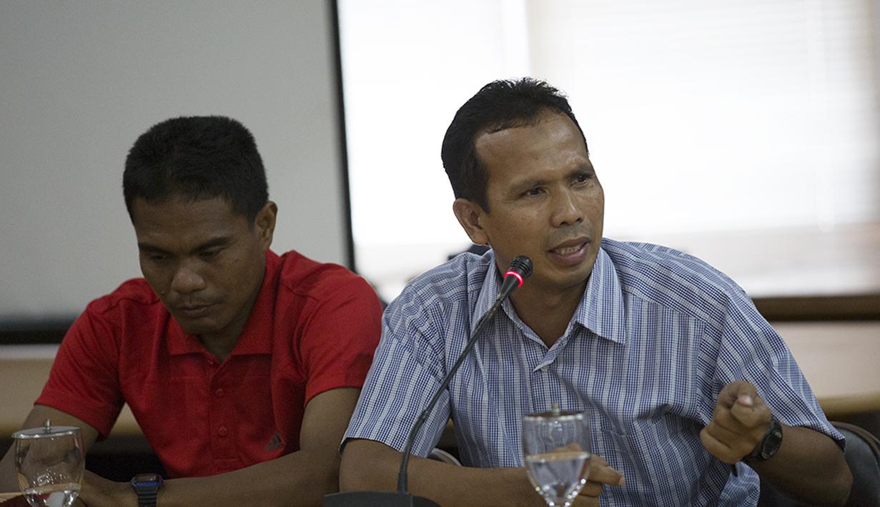 Perwakilan wasit Samsudin dan Samsuri (kiri) menceritakan kondisi ekonomi mereka setelah berhentinya kompetisi sepakbola nasional kepada Komnas HAM saat mengadakan pertemuan di Jakarta, Kamis (13/8/2015). (Bola.com/Vitalis Yogi Trisna)