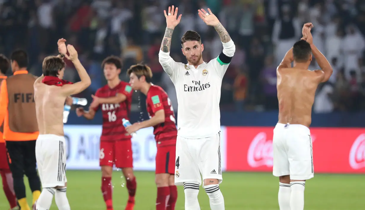 Kapten Real Madrid, Sergio Ramos, menyapa suporter usai mengalahkan Kashima Antlers pada laga Piala Dunia Antarklub di Stadion Zayed Sports City, Abu Dhabi, Rabu (19/12). Madrid menang 3-1 atas Kashima. (AFP/Giuseppe Cacace)