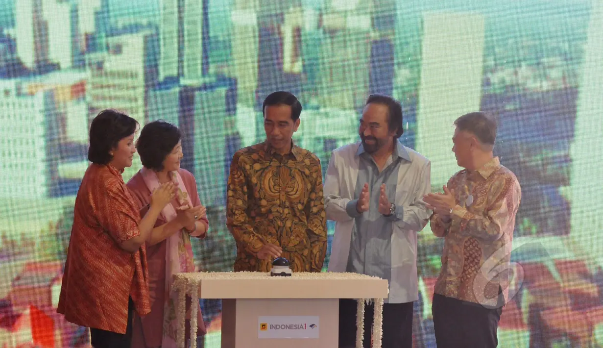 Presiden Joko Widodo bersama Ketua Partai Nasdem, Surya Paloh memencet tombol tanda peletakan batu pertama pembangunan Gedung Indonesia Satu di Jalan MH Thamrin, Jakarta, Sabtu (23/5/2015). (Liputan6.com/Andrian M Tunay)