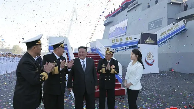 Dalam foto yang disediakan oleh pemerintah Korea Utara, Kim Jong Un (tengah) dan putrinya (kanan) menghadiri upacara peluncuran kapal perusak baru, Choe Hyon, Jumat, (25/4/2025)