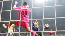 Pemain Inter Milan Romelu Lukaku (kanan) mencetak gol ke gawang Porto pada pertandingan sepak bola leg pertama babak 16 besar Liga Champions di Stadion San Siro, Milan, Italia, 22 Februari 2023. Inter Milan mengalahkan Porto dengan skor 1-0. (AP Photo/Luca Bruno)