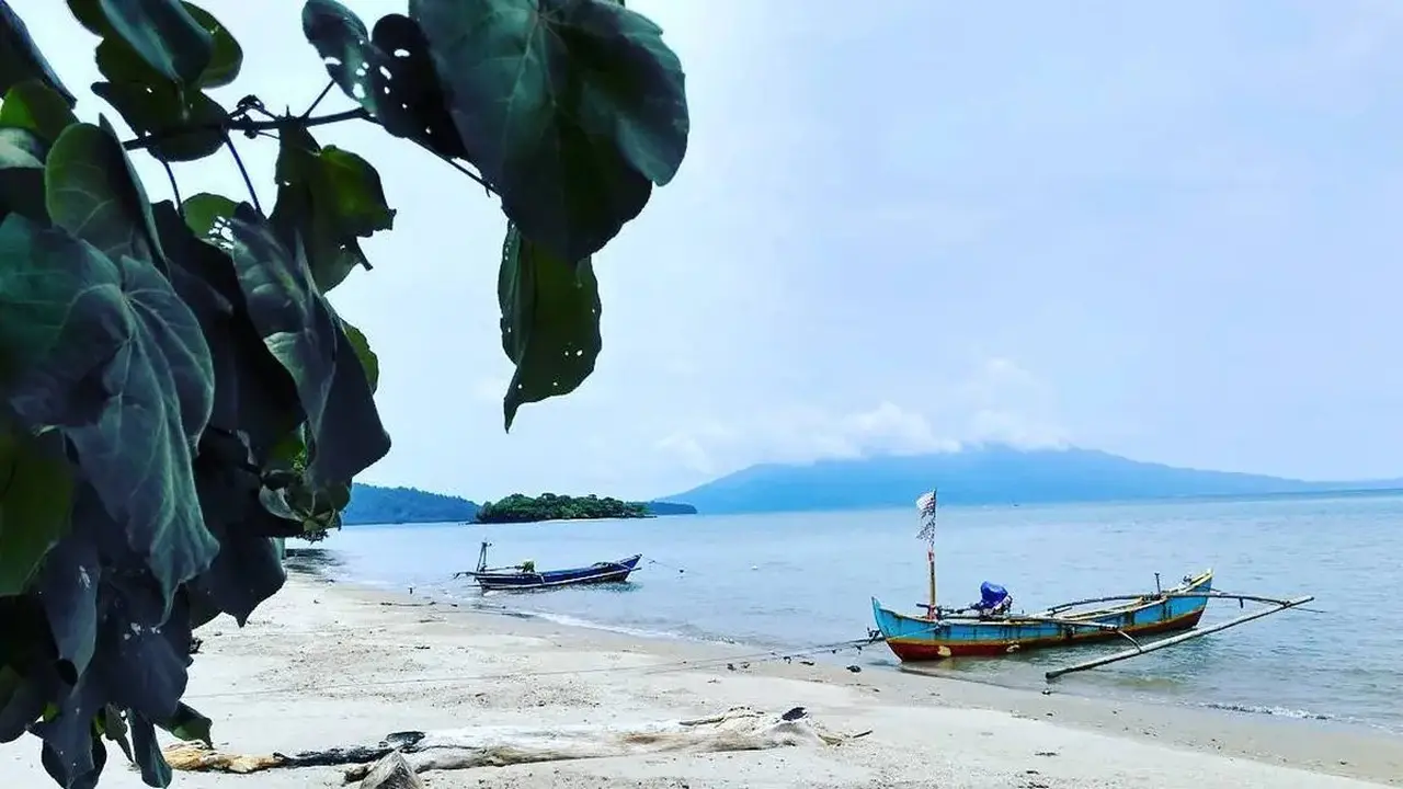 Pulau Sebesi yang berdekatan dengan Anak Krakatau