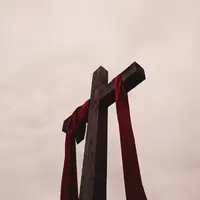 Simak polemik warna pakaian umat Kristiani saat memperingati Jumat Agung. Photo credit: unsplash.com/Alicia Quan