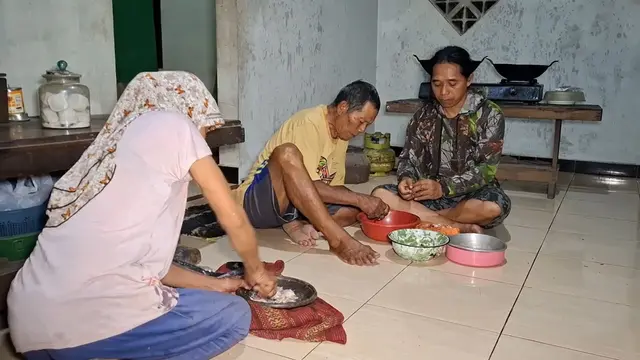 Warga Gunungkidul memasak serangga putul