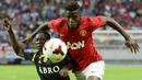 Striker Manchester United, Wilfried Zaha (kanan) berebut bola dengan gelandang AIK Solna, Ebeneser Ofori pada laga pramusim 2013/2014 di Friends Arena, Solna, Swedia (6/8/2013). Wilfried Zaha asal Pantai Gading yang kini berstatus tanpa klub setelah meninggalkan Crystal Palace, didatangkan Manchester United dari Crystal Palace pada tengah musim 2012/2013. Bertahan hingga tengah musim 2014/2015, ia lebih sering dipinjamkan ke klub lamanya. Ia total bermain hanya dalam 4 laga bersama MU. (AFP/Jonathan Nackstrand)