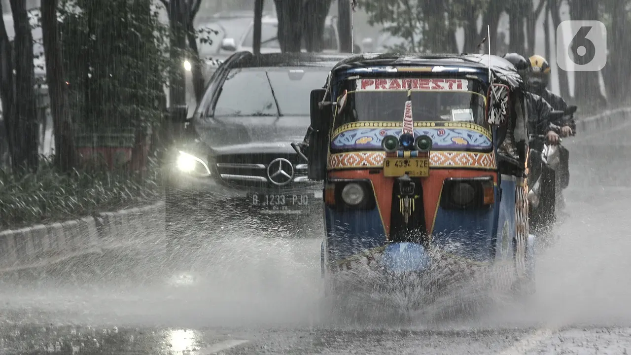 Waspada Hujan Disertai Angin Kencang Bagi Pengedara Motor