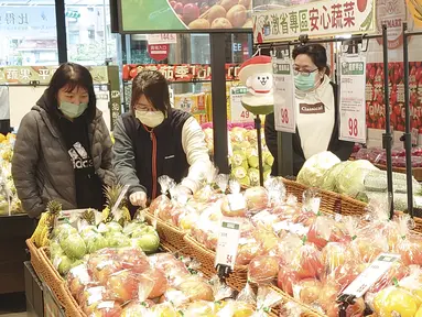 Orang-orang memakai masker saat berbelanja di supermarket di Taipei, Taiwan, Senin (20/2/2023). Tiga tahun setelah pandemi global COVID-19, Taiwan pada hari Senin mengatakan orang tidak lagi harus memakai masker setiap saat di dalam ruangan meskipun masih menerapkan beberapa pembatasan. (AP Photo/Chiang Ying-ying)