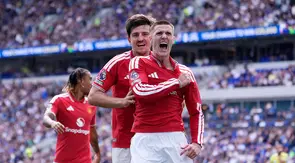 Pemain Manchester United, Benjamin Sesko (kanan), merayakan gol keduanya dalam pertandingan Liga Inggris antara Everton dan Manchester United, Minggu (6/9/2026). (Peter Byrne/PA via AP)