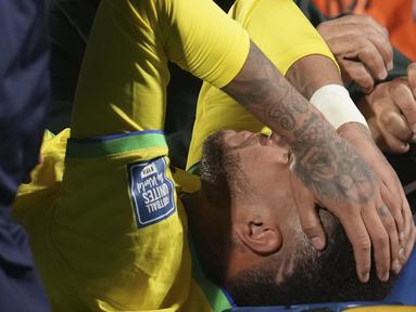 Timnas Brasil menelan kekalahan perdana di Kualifikasi Piala Dunia 2026 Zona Conmebol setelah ditaklukkan tuan rumah Uruguay dengan skor 0-2 di Centenario Stadium, Montevideo, Uruguay, Rabu (18/10/2023) pagi WIB. Dua gol kemenangan Uruguay dicetak oleh Darwin Nunez pada menit ke-42 dan Nicoas de la Cruz pada menit ke-77. Kekalahan pengoleksi lima gelar Piala Dunia tersebut juga harus dibayar mahal dengan cederanya bintang mereka, Neymar yang harus meninggalkan lapangan pada masa injury time babak pertama. (AP Photo/Matilde Campodonico)