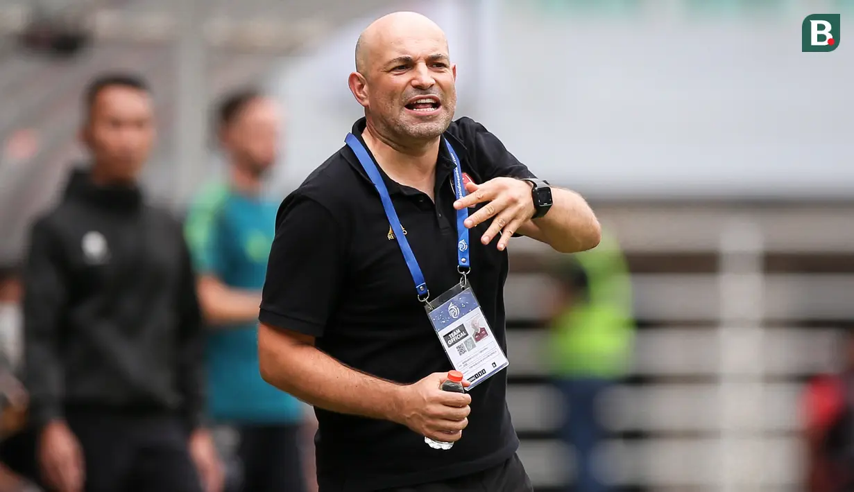 <p>Pelatih kepala PSM Makassar, Bernardo Tavares memberikan instruksi ke pemainnya saat laga lanjutan BRI Liga 1 2022/2023 antara Persib Bandung melawan PSM Makassar di Stadion Pakansari, Bogor, Selasa (14/02/2023). (Bola.com/Bagaskara Lazuardi)</p>