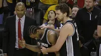 Forward San Antonio Spurs, Kawhi Leonard (kiri), merasa nyeri di engkel pada gim pertama final Wilayah Barat playoffs NBA 2017, Senin (15/5/2017) dinihari WIB. Akibat cedera ini, dia dipastikan absen pada laga kedua. (AP Photo/Jeff Chiu)