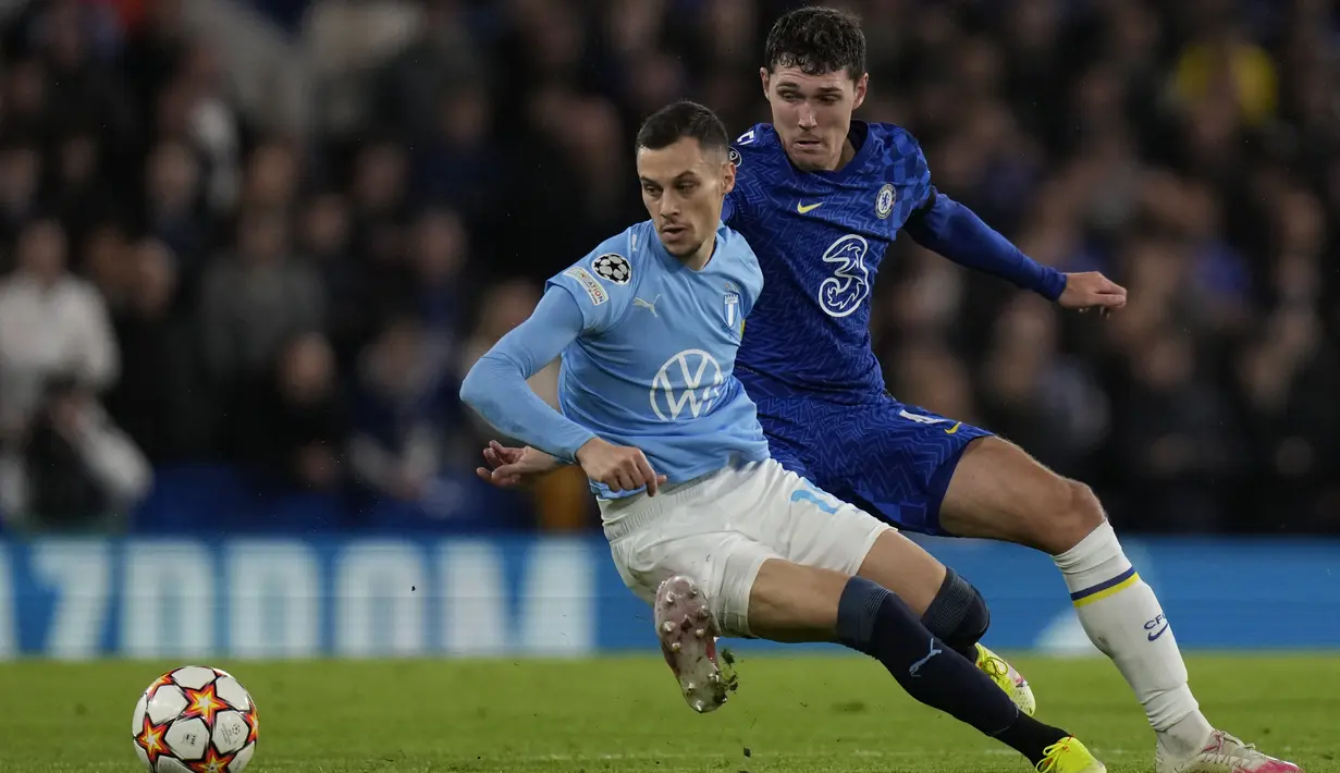 Bek Chelsea, Andreas Chistensen berusaha merebut bola pemain Malmoe,  Veljko Birmancevic  pada pertandingan Grup H Liga Champions di stadion Stamford Bridge di London, Kamis (21/10/2021). Chelsea menang telak atas Malmoe 4-0. (AP Photo/Alastair Grant)