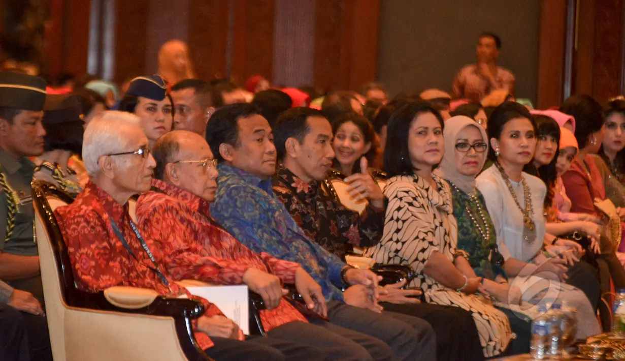 Presiden Joko Widodo didampingi Iriana Jokowi saat menghadiri pembukaan Inacraft 2015 di Balai Sidang Jakarta, Jakarta, Rabu (8/4/2015). Inacraft 2015 ke-17 diikuti 1.600 perusahaan dan berlangsung hingga 12 April mendatang. (Liputan6.com/Faizal Fanani)