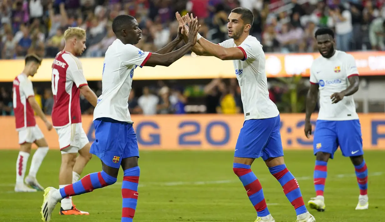 Pemain Barcelona, Ferran Torres, melakukan selebrasi setelah mencetak gol ke gawang Arsenal dalam laga pramusim di Stadion SoFi, Inglewood, California, Kamis (27/7/2023). Arsenal menang dengan skor 5-3 atas Barcelona. (AP Photo/Ashley Landis)