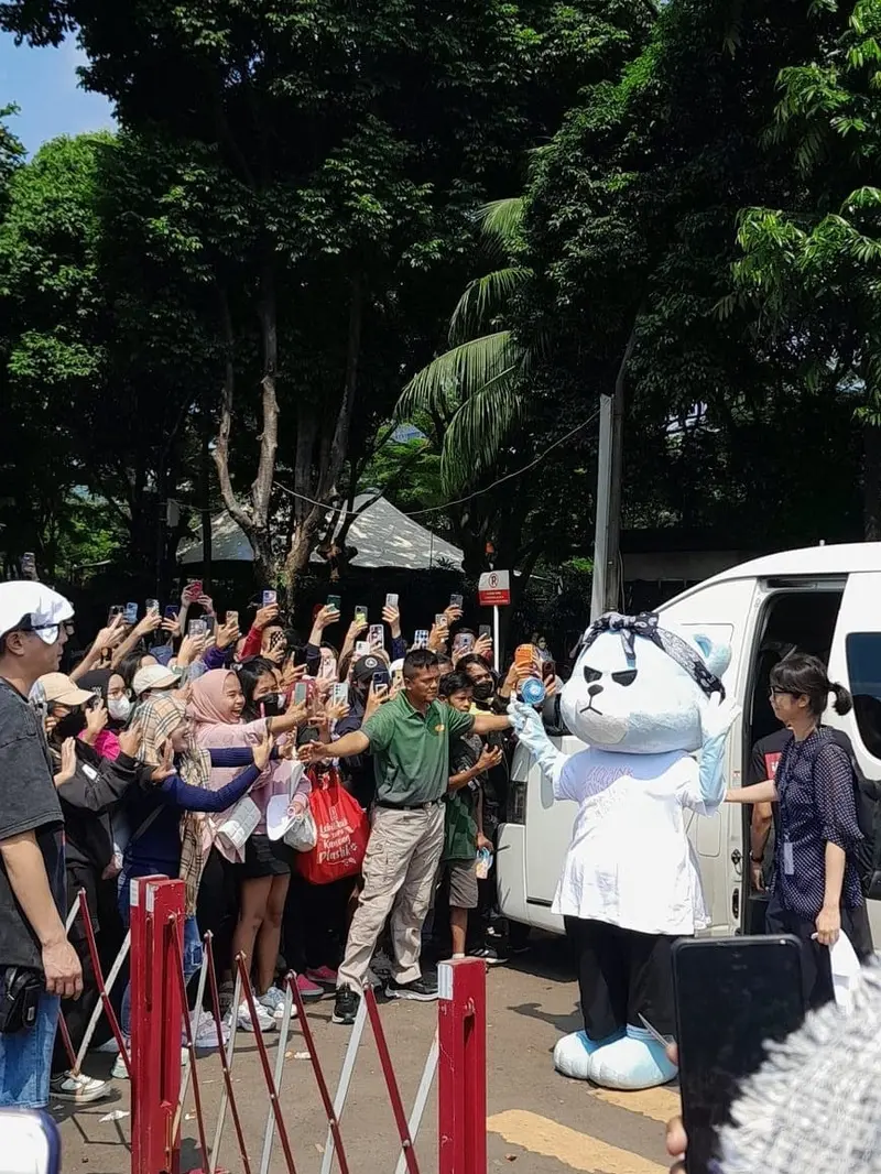 Krunk si maskot YG entertainment yang tak kalah piopuler, sudah tiba di GBK untuk merayakan konser Blackpink, (Source: Twitter/ @rox1oneit)