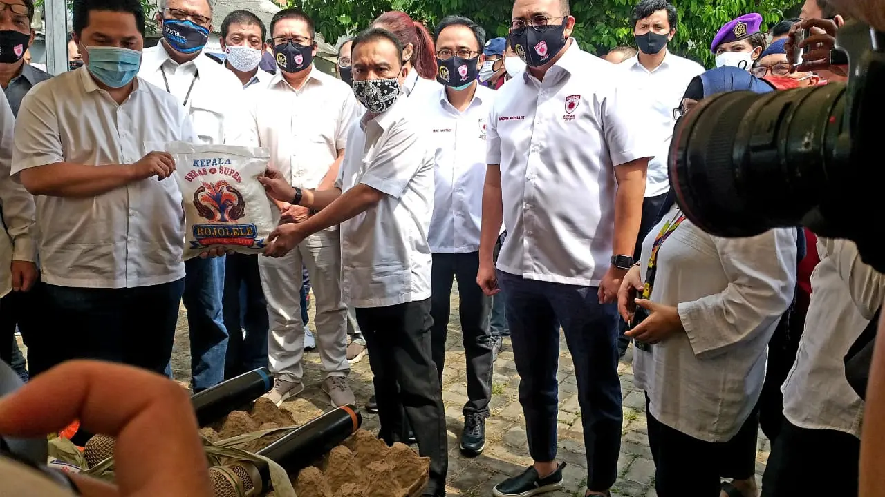 Satgas Lawan Covid-19 DPR RI bersama Menteri BUMN Erick Thohir berkunjung ke Posko Masak Satgas Bencana Nasional di Kampung Utan, Jakarta Selatan, Sabtu (6/6/2020).