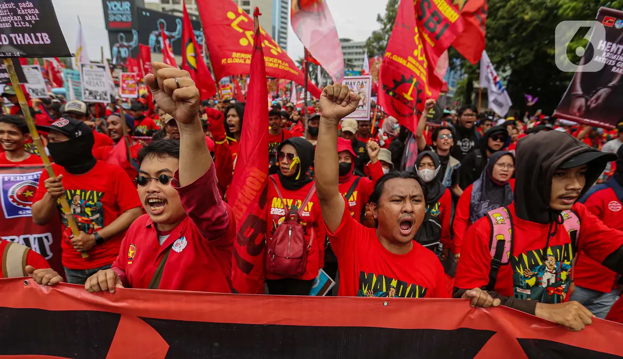 Buruh dari berbagai aliansi melakukan aksi damai dalam rangka Hari Buruh Internasional di Bundaran HI, Jakarta, Rabu (1/5/2024). (Liputan6.com/Angga Yuniar)