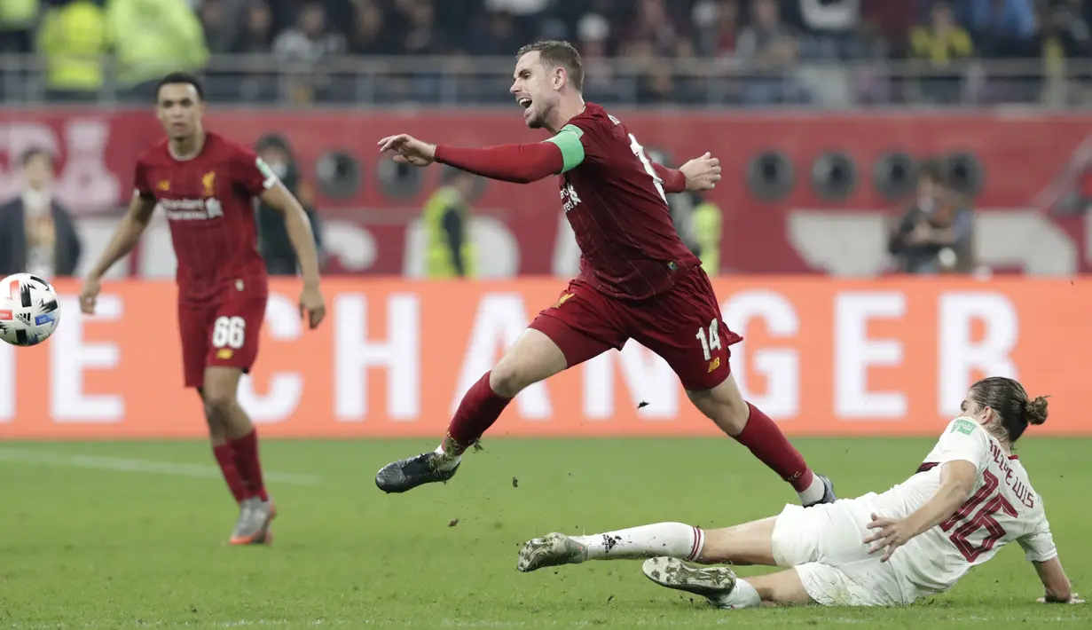 Bek Flamengo, Filipe Luis berusaha merebut bola yang dibawa gelandang Liverpool, Jordan Henderson selama pertandingan final Piala Dunia Antarklub 2019 di Stadion Internasional Khalifa di Doha, Qatar (22/12/2019). Liverpool menang 1-0 atas Flamengo. (AP Photo/Hassan Ammar)