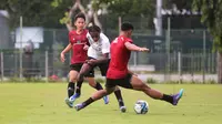 Pemain Timnas Indonesia U-20, Alexandro Felix Kamuru, saat sesi latihan di Lapangan A Senayan, Jakarta, Jumat (19/2/2024). (Bola.com/M Iqbal Ichsan)