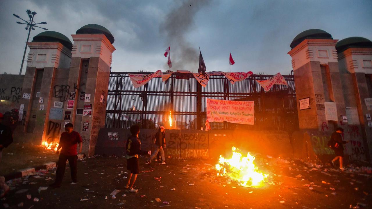 Water Cannon Bubarkan Massa di Gerbang DPR