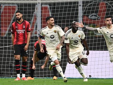 Pemain AS Roma, Gianluca Mancini melakukan selebrasi setelah mencetak gol saat pertandingan leg pertama perempat final Liga Europa 2023/2024 melawan AC Milan di Stadion San Siro, Milan pada 11 April 2024. (Isabella BONOTTO/AFP)