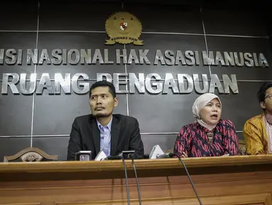 Komisioner Komnas HAM Roichatul Aswidah (tengah) memberikan keterangan saat konferensi pers di Kantor Komnas HAM, Jakarta, Selasa (6/6). Komnas HAM mengkutuk keras tindakan sewenang-wenangan oleh individu ataupun kelompok. (Liputan6.com/Faizal Fanani)
