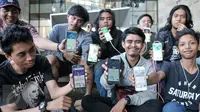 Komunitas Pokemon Go (Instinct Depok Team) menunjukan pokemon hasil berburu mereka di area Kampus Universitas Indonesia (UI) Depok, Sabtu (6/8). Game augmented reality Pokemon Go akhirnya resmi hadir di Indonesia. (Liputan6.com/Yoppy Renato)