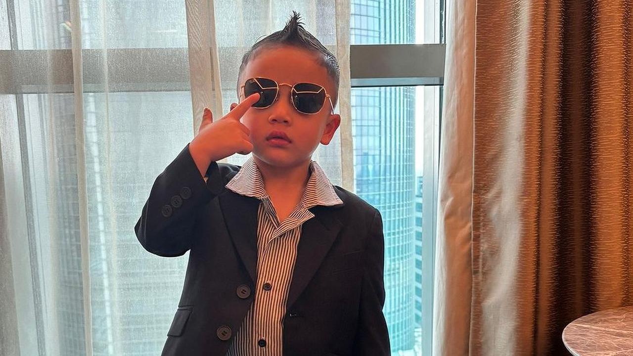 5 Penampilan Rayyanza dengan Lolipop di Tangan, Netizen: Cipung Support System Paling Lucu
